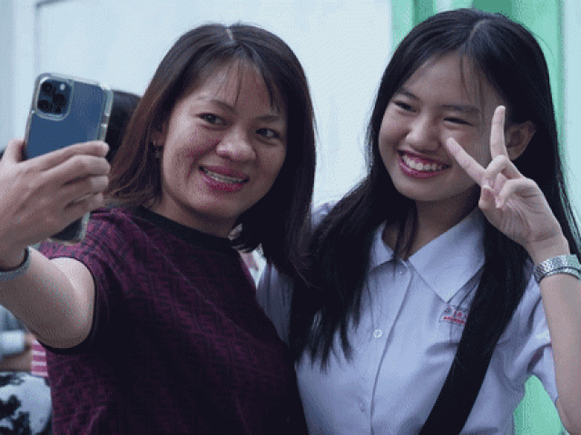 Tin tức trong ngày - VIDEO: Xin nghỉ phép để "cùng con thi lớp 10"