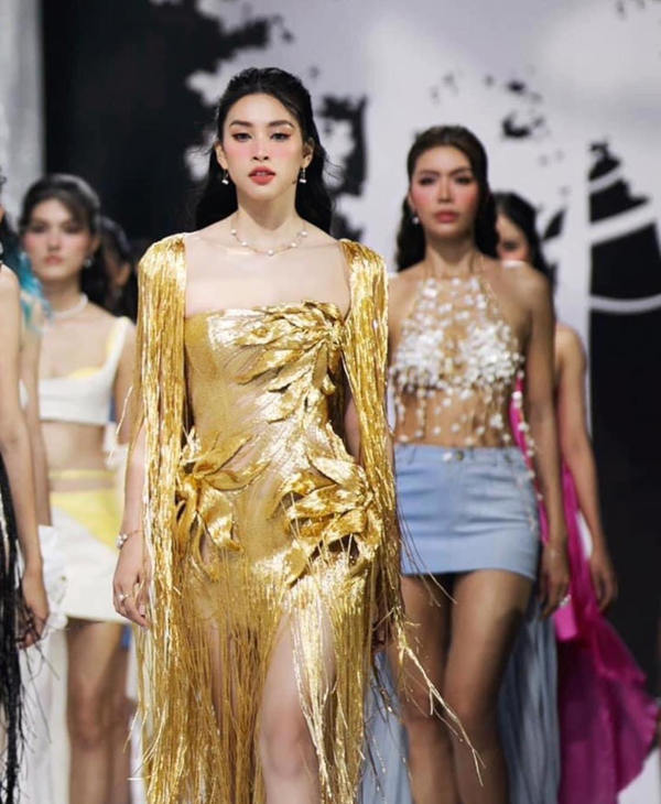 Tặng nhà mặt phố giá trị lớn cho bố mẹ sau 5 năm đăng quang, sự thật Hoa hậu Tiểu Vy giàu ra sao? - 4
