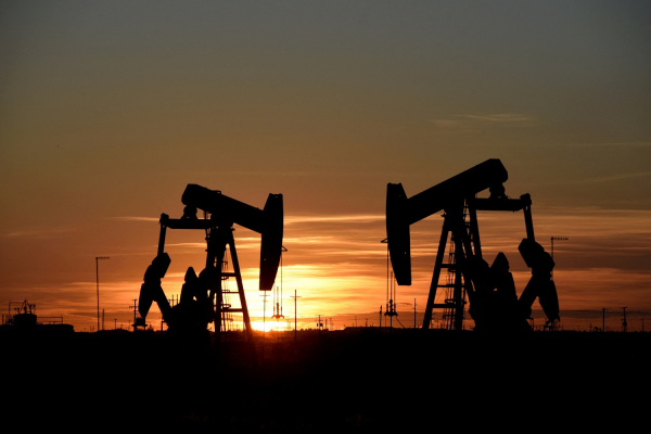 Arab Saudi tuyên bố cắt giảm sản lượng dầu khiến thị trường dầu mỏ thế giới biến động. Ảnh minh họa: Reuters.