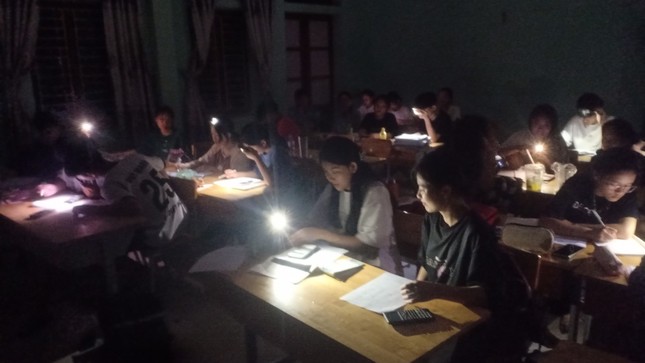 Mất điện, học trò xứ Nghệ ôn thi tốt nghiệp dưới ánh đèn pin, điện thoại - 2