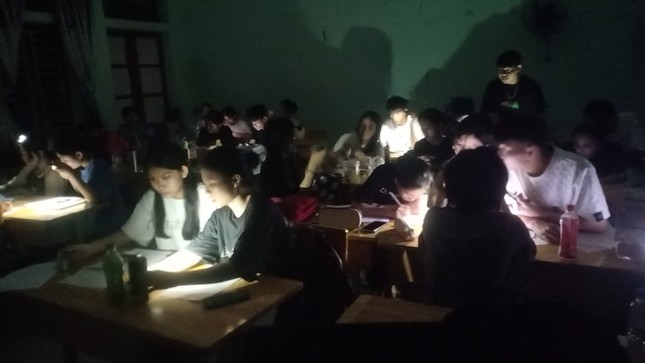 Mất điện, học trò xứ Nghệ ôn thi tốt nghiệp dưới ánh đèn pin, điện thoại - 3