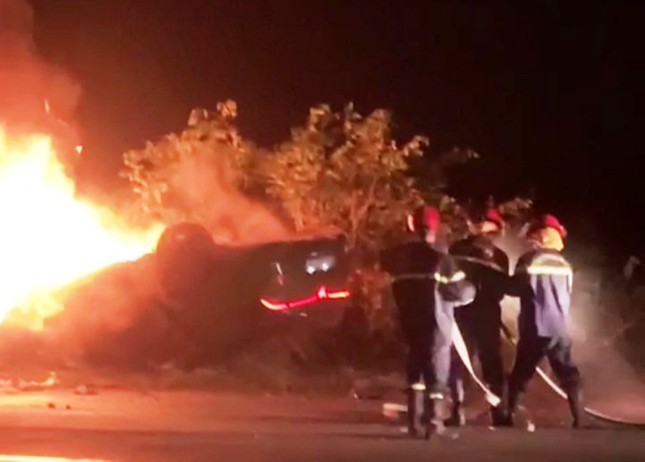Ô tô chở 3 người bốc cháy dữ dội trên Quốc lộ 1 - 1