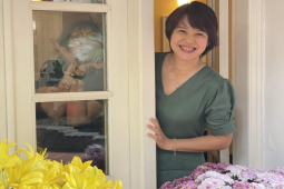 Đời sống Showbiz - Lên chức to, ở tuổi 50 MC Diễm Quỳnh sống hạnh phúc bên các con gái trong căn nhà luôn rực rỡ sắc hoa