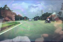 Xe máy - Xe đạp - Clip: Xe máy sang đường kiểu "bất cần" suýt va chạm ô tô