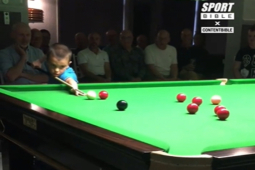 Thể thao - "Thần cơ" 6 tuổi đứng trên thùng bia chơi bi-a, "dọn bàn" khiến fan ngưỡng mộ