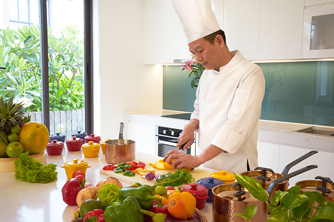 Bếp trưởng nấu ăn trong biệt thự