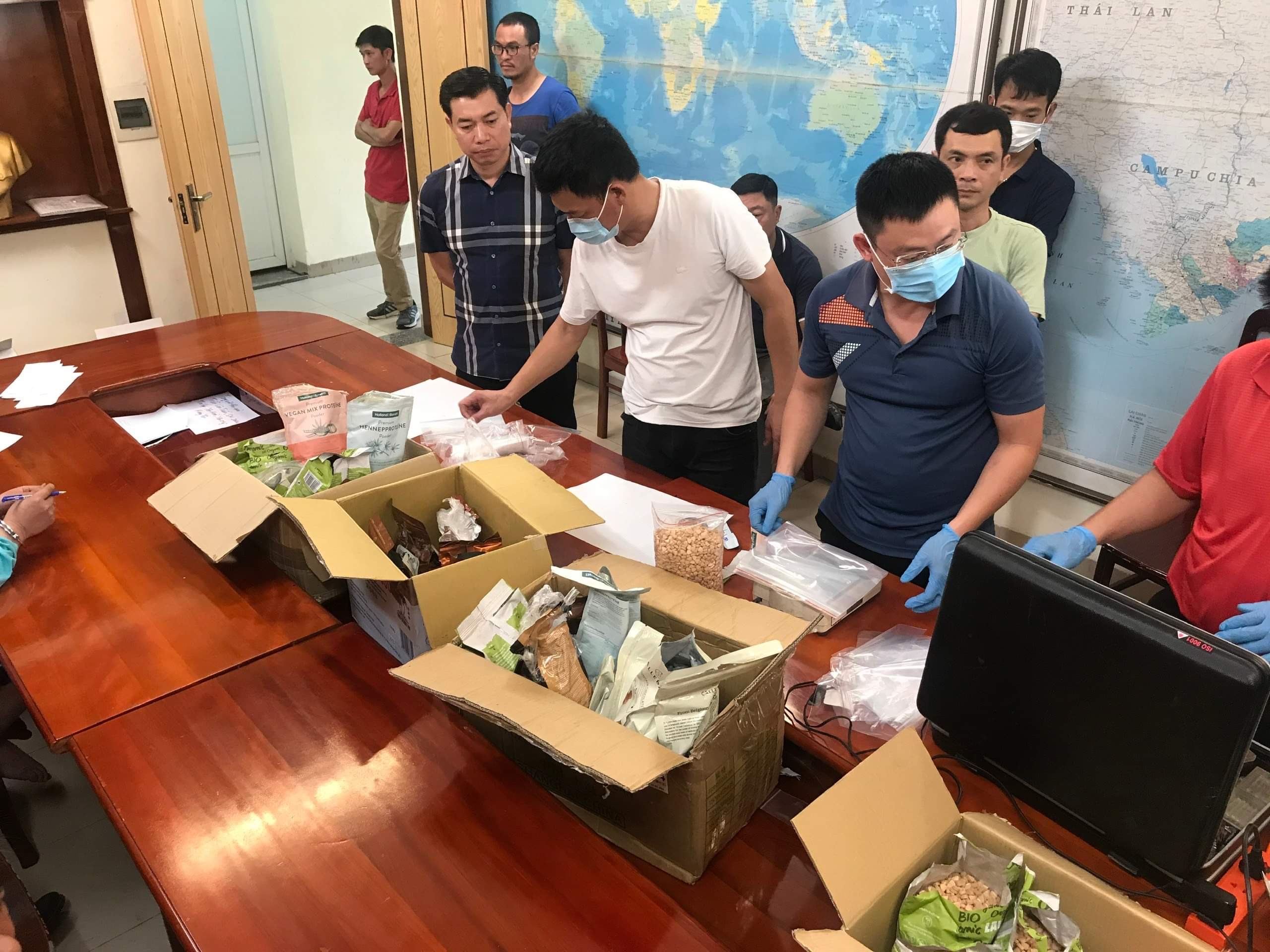 Lực lượng công an thu giữ lượng lớn ma tuý là tang vật.