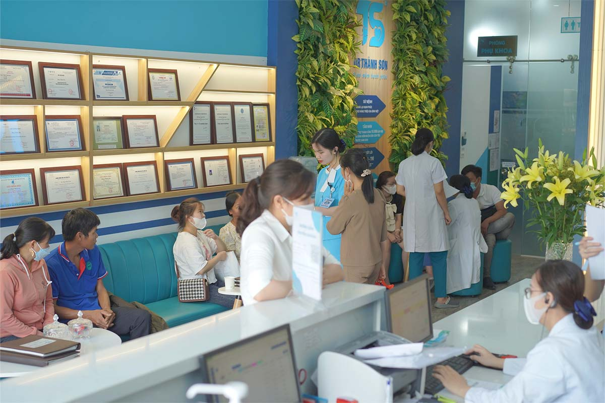 Dr Thành Sơn đón tiếp khách hàng với không gian xanh và những bông hoa tươi rực rỡ