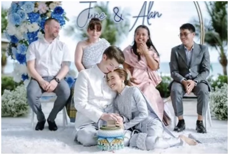 Cặp đôi hạnh phúc trong ngày trọng đại.