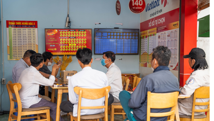 Các điểm bán hàng thu hút đông đảo khách tới dự thưởng xổ số Keno, dò trực tiếp trên màn hình lớn.