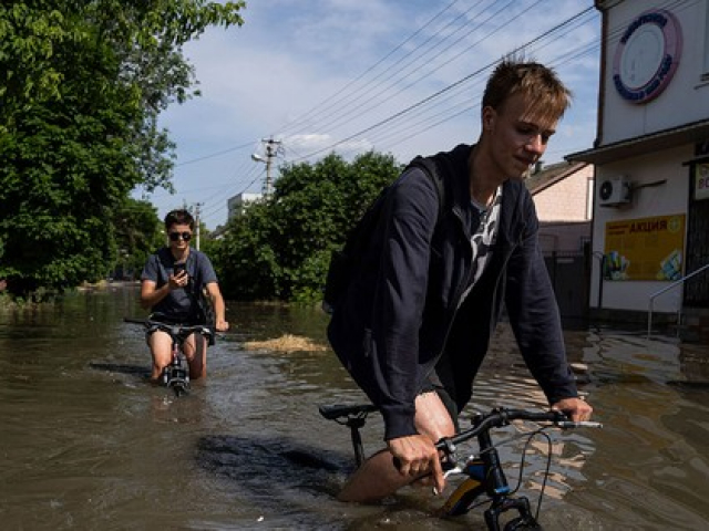 Thế giới - CNN: Ảnh vệ tinh cho thấy đập Kakhovka đã hư hại vài ngày trước khi đổ sập