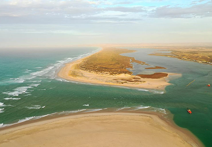 The Coorong, phía nam Adelaide được cho là bãi biển dài nhất Australia, với đường bờ biển trải dài 194km từ Jaffa đến Murray.
