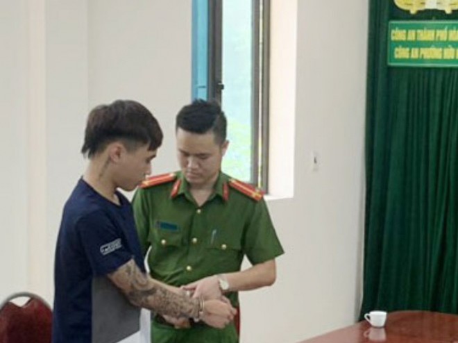 Công an TP Hòa Bình tống đạt quyết định khởi tố bị can đối với Vũ Hoài Nam.