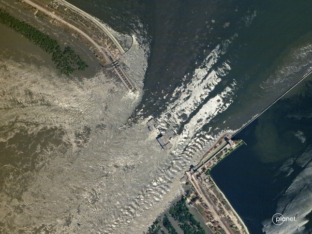 CNN: Ảnh vệ tinh cho thấy đập Kakhovka đã hư hại vài ngày trước khi đổ sập - 2