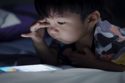 Cha mẹ nên làm gì khi trẻ bướng bỉnh, chán học, dùng điện thoại thâu đêm?