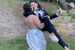 Bạn trẻ - Cuộc sống - Cặp đôi có hành động cực đáng yêu dành cho bố mẹ trong ngày cưới