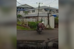 Xe máy - Xe đạp - Clip: "Dở khóc dở cười" xe máy tránh va chạm lao xuống mương