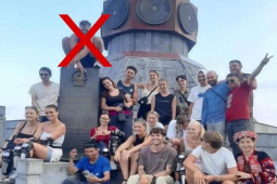 Tin tức trong ngày - Du khách nước ngoài ngồi lên tấm bia khắc hình Quốc huy: Sở Văn hoá Hà Giang nói gì?