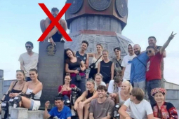 Tin tức trong ngày - Du khách nước ngoài ngồi lên tấm bia khắc hình Quốc huy: Sở Văn hoá Hà Giang nói gì?