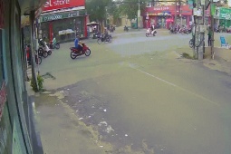 Tin tức trong ngày - Camera ghi lại thời khắc "xe điên" lao như tên bắn hất văng nhiều người