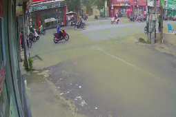 Tin tức trong ngày - Camera ghi lại thời khắc &quot;xe điên&quot; lao như tên bắn hất văng nhiều người