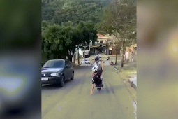 Xe máy - Xe đạp - Clip: Thanh niên "nghịch dại" bốc đầu xuống dốc