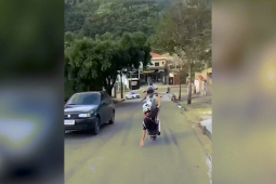 Xe máy - Xe đạp - Clip: Thanh niên "nghịch dại" bốc đầu xuống dốc