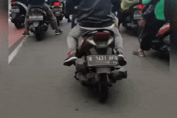 Thế giới xe - Clip: Chờ đèn đỏ không chống chân, thanh niên cứ uốn éo như sâu