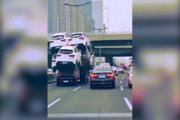 Ô tô - Clip: "Người vận chuyển" phiên bản Trung Quốc "diễn xiếc" trên đường