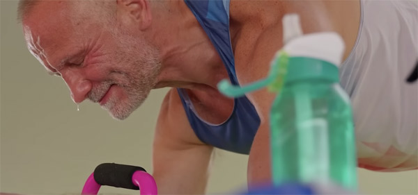 Người đàn ông giữ kỷ lục plank được lâu nhất thế giới - 1