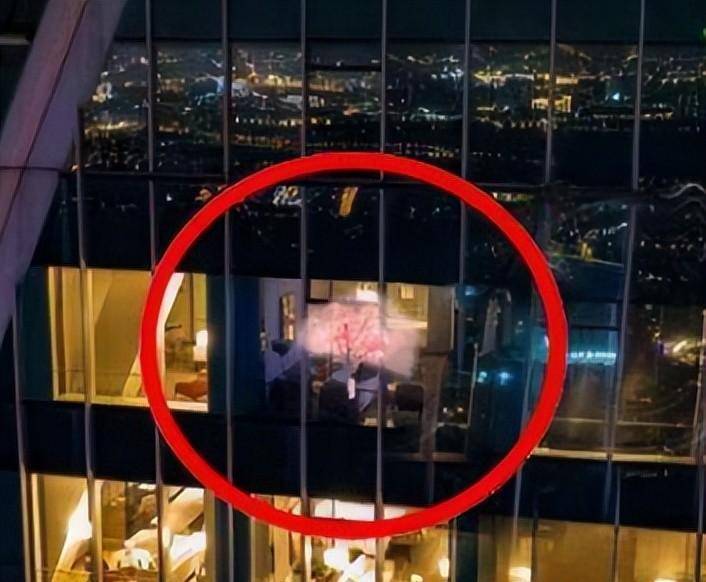 Cảnh ân ái của cặp đôi bị flycam ghi lại.