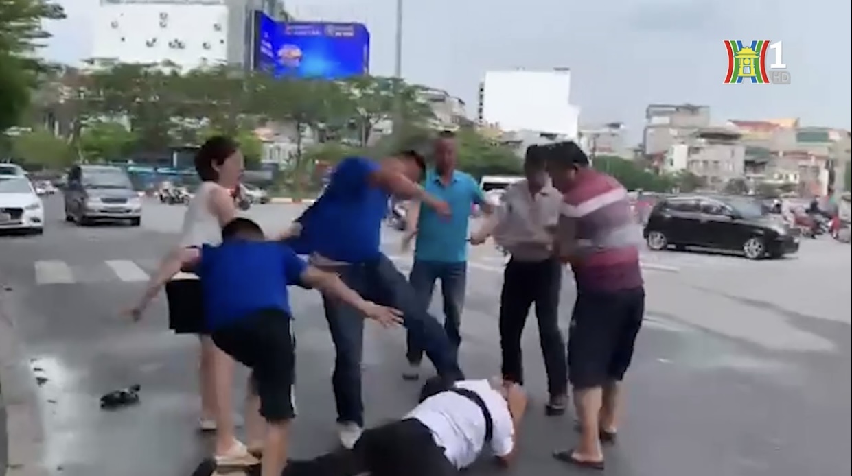 Phóng viên T.T.C. bị hành hung, nằm gục trên đường phố. (Nguồn: Đài PT&TH Hà Nội)