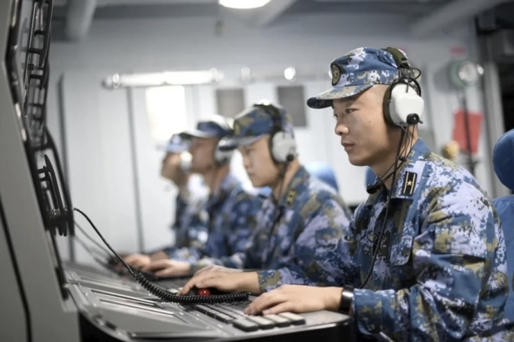 Binh sĩ Trung Quốc làm việc trên tàu chiến.