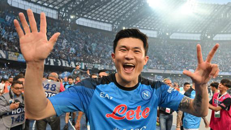 Kim Min Jae cùng Napoli xuất sắc vô địch Serie A mùa này và vào đến tứ kết Champions League