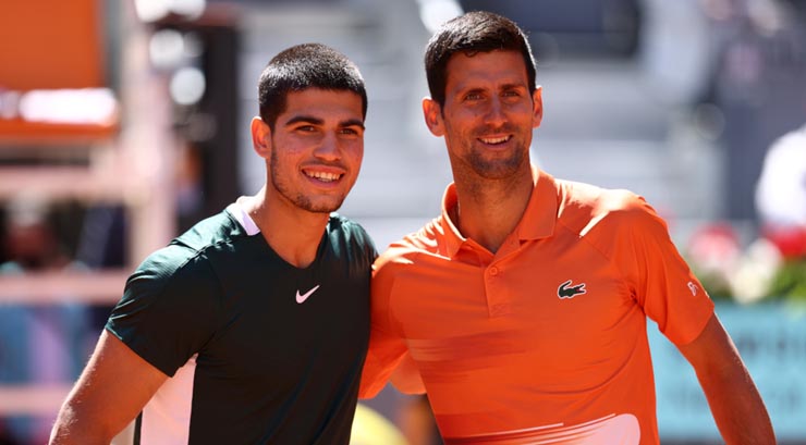 Với nhiều người, Alcaraz (trái) nhỉnh hơn Djokovic trước trận bán kết Roland Garros 2023