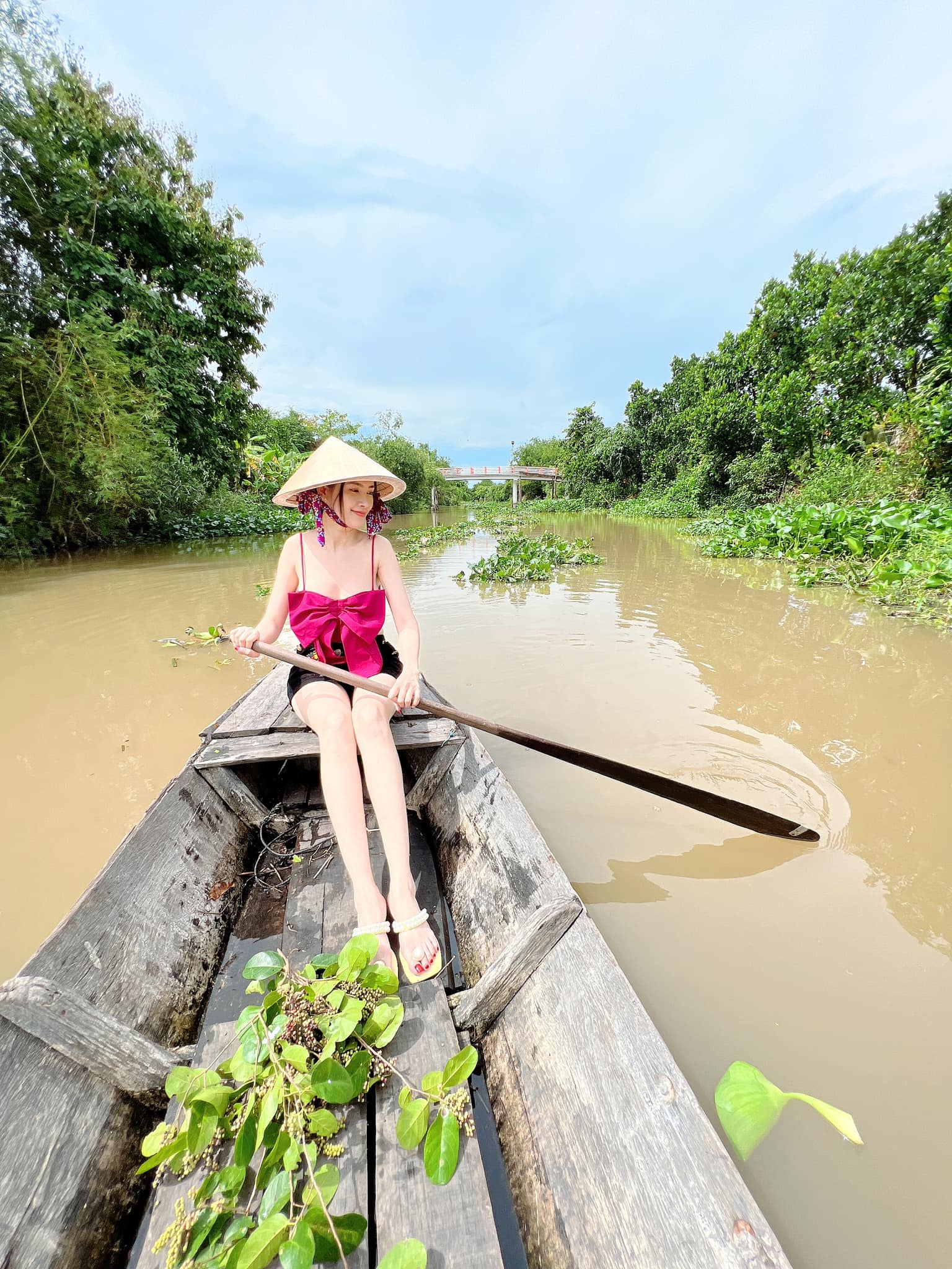 Hình ảnh Phan Thị Mơ giản dị khi về quê