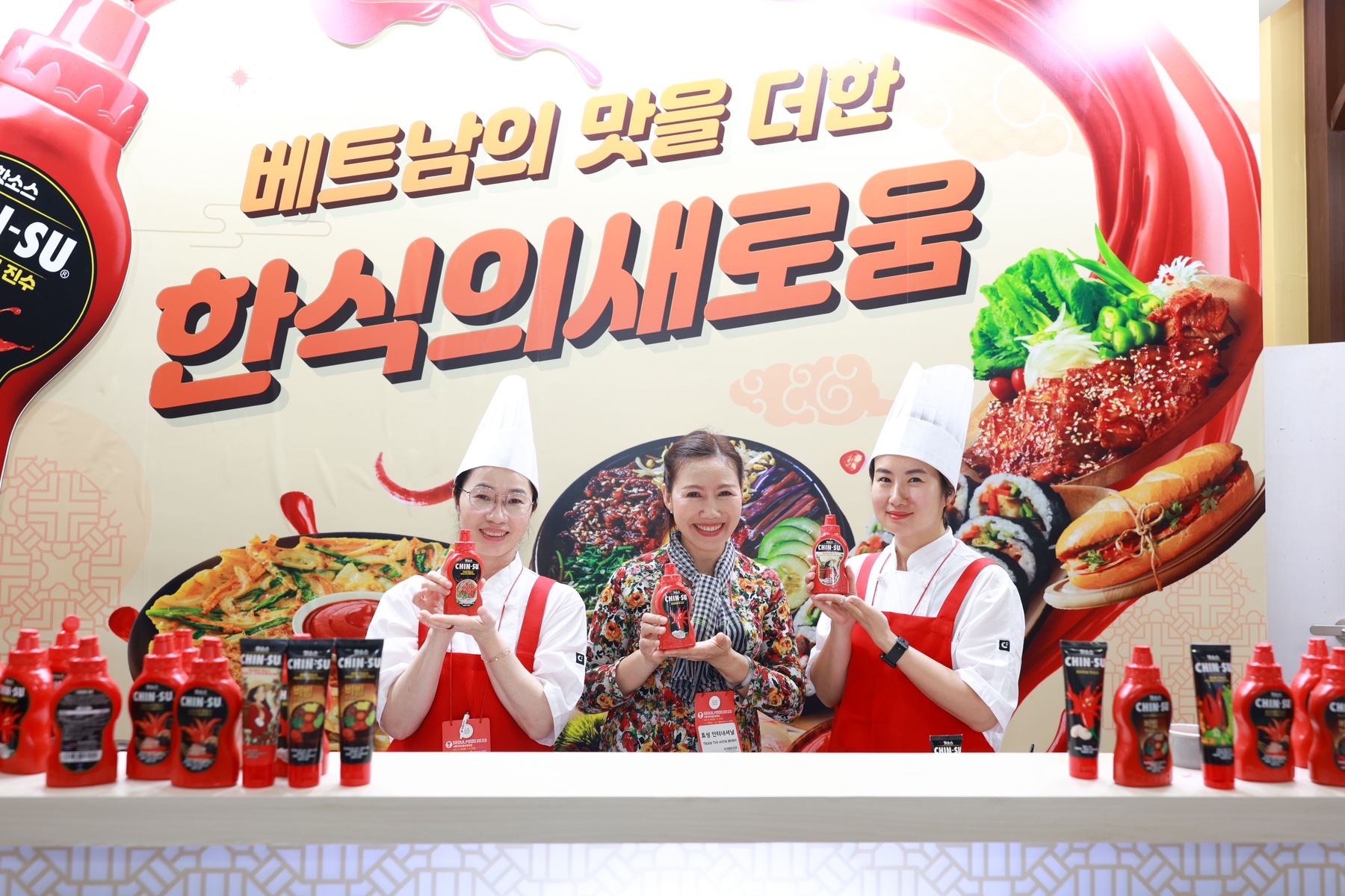 Nghệ nhân Hiền Minh và các đầu bếp Hàn Quốc đích thân chế biến nhiều món ngon để phục vụ khách tham quan thưởng thức cùng tương ớt Chin-su.