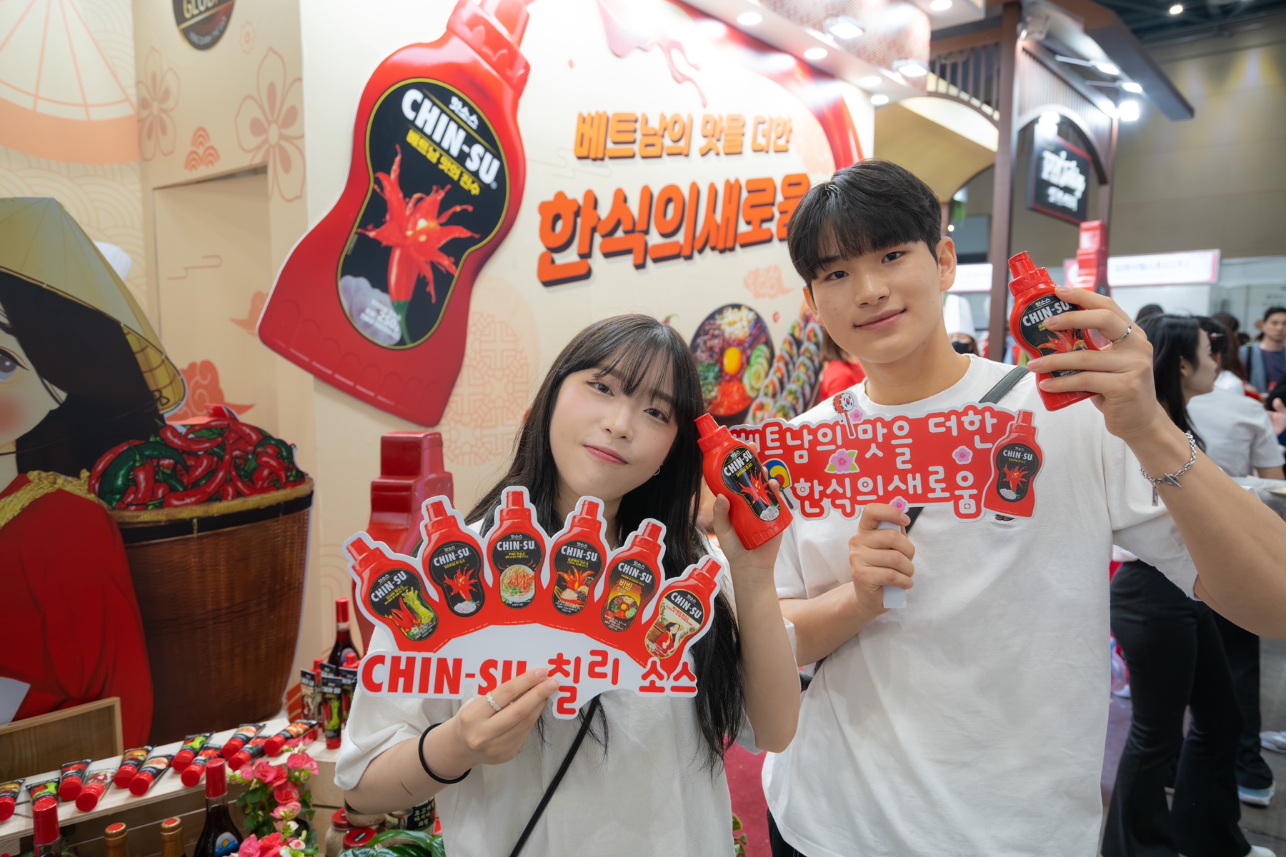 TikToker Han Hyeri bên cạnh “cực phẩm” tương ớt Chin-su.