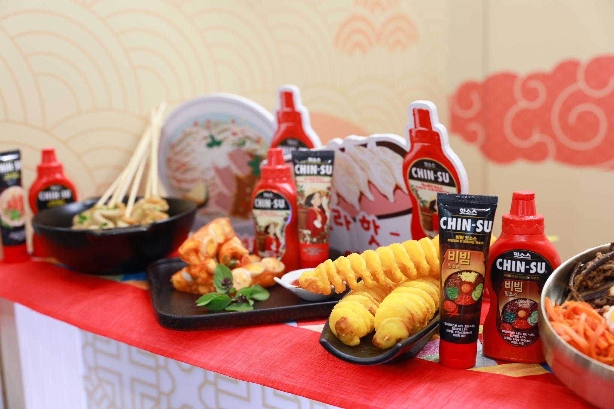 Tương ớt Chin-su Bibim - xốt trộn cơm chiếm trọn cảm tình của khách dự sự kiện Seoul Food 2023 khi thưởng thức cùng các món chả cá Hàn Quốc, cơm trộn, khoai tây lốc xoáy…