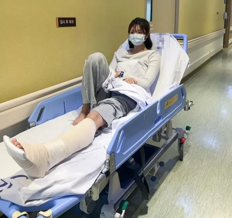 Cô bị gãy chân và phải đến bệnh viện chữa trị 