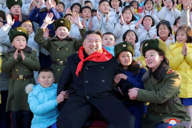 Thiếu niên Triều Tiên tặng bệ phóng tên lửa cho quân đội - 1