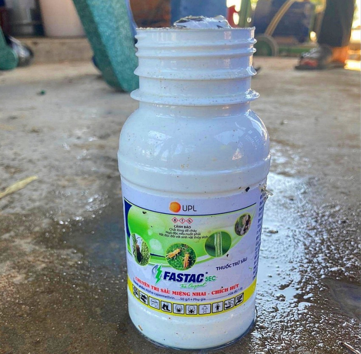 Thuốc trừ sâu bị can dùng ném xuống hồ tôm.