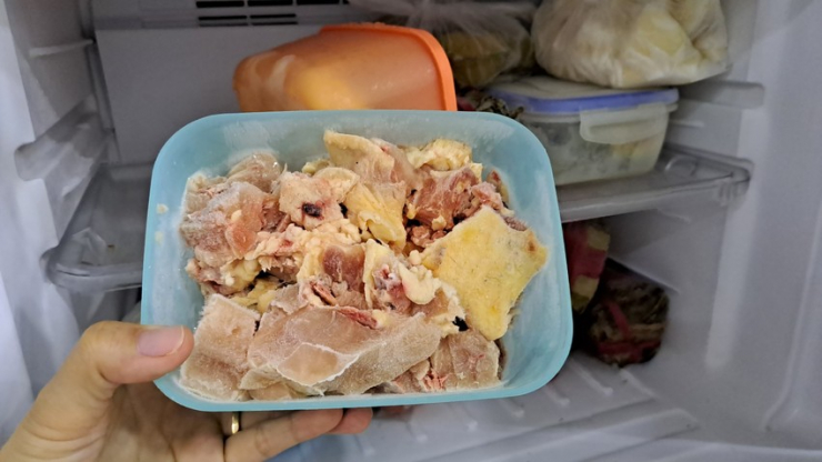 Thịt gà nếu được bảo quản đúng cách trong ngăn đá tủ lạnh có thể để được vài tháng. ẢNH: HẠ QUYÊN