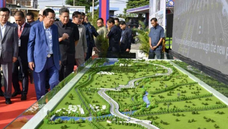 Thủ tướng Campuchia Hun Sen xem mô hình đường cao tốc Phnom Penh - Bavet tại lễ khởi công. Ảnh: The Phnom Penh Post