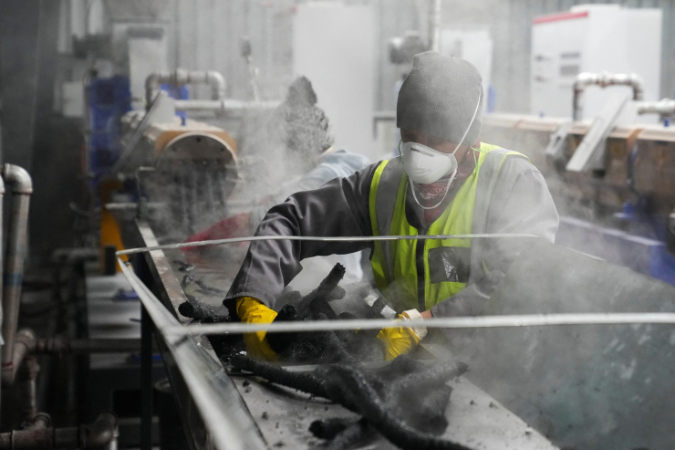 Các công nhân làm việc ở nhà máy tại thủ đô Cape Town - Nam Phi hôm 5-6. Ảnh: REUTERS