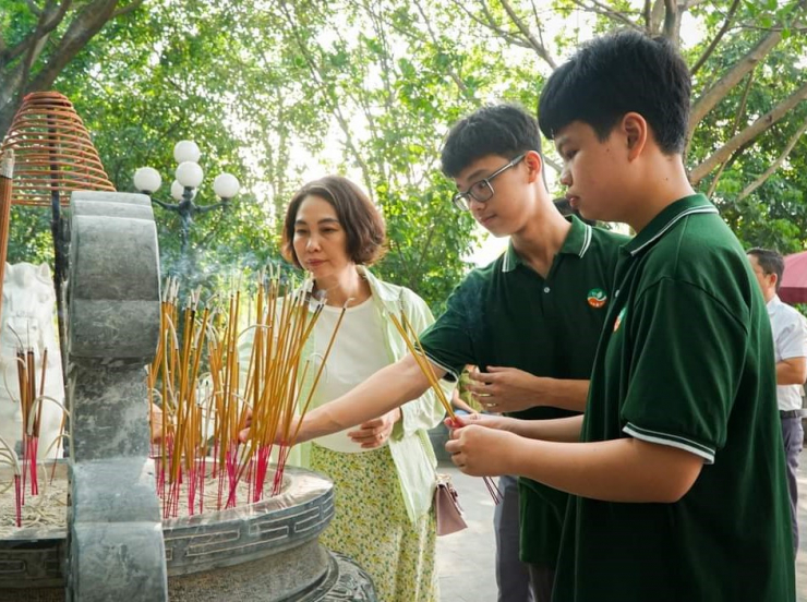 Phụ huynh và sĩ tử mang hộp bút, thước kẻ… lên chùa cầu may để vượt vũ môn suôn sẻ - 14