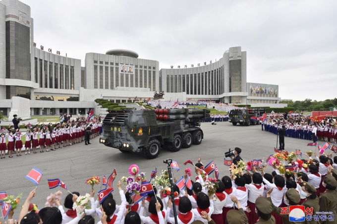 Thiếu niên Triều Tiên tặng bệ phóng tên lửa cho quân đội - 2
