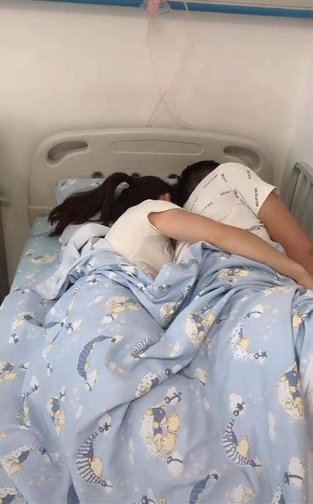 Đi chăm con ốm ở viện, bố mẹ thản nhiên nằm ôm nhau trên giường, nhìn cảnh tượng của đứa trẻ mà phát khóc - 1