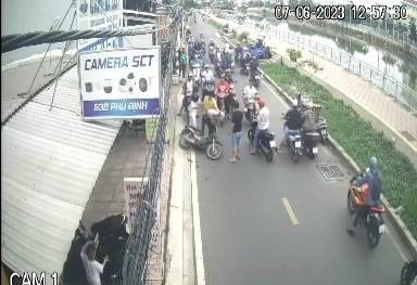 Người dân vây bắt kẻ trộm trên đường Phú Định (Quận 8, TP.HCM). Ảnh: NGUYỄN YÊN