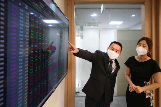 Nhà đầu tư cá nhân cần cẩn trọng trước thông tin mời gọi tham gia hội, nhóm chứng khoán và nên tham khảo tư vấn từ các công ty chứng khoán hoạt động hợp pháp.Ảnh: HOÀNG TRIỀU